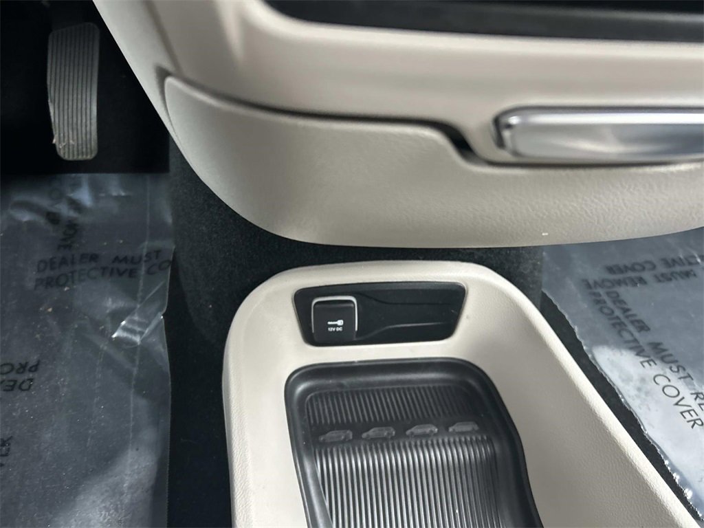Used 2023 Chrysler Pacifica Touring-L image 29