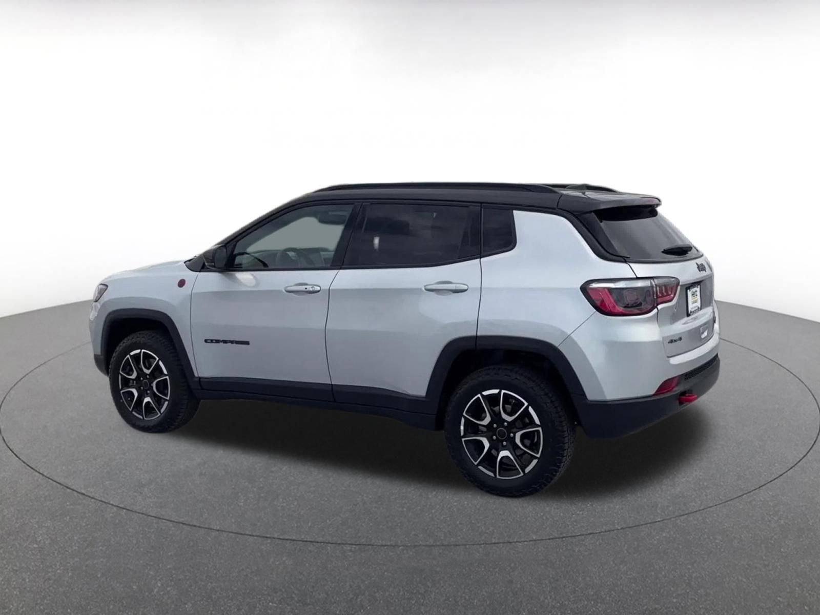 Used 2025 Jeep Compass Trailhawk AWD/4WD image 10