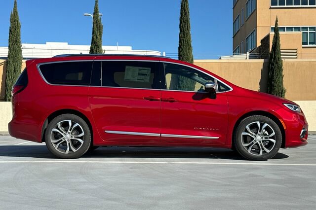 New 2026 Chrysler Pacifica Pinnacle image 3