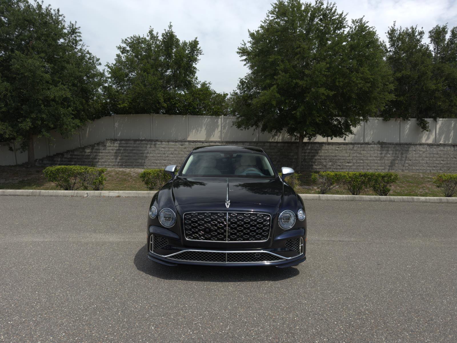 Used 2025 Bentley Flying Spur Plug-In Hybrid AWD/4WD image 2