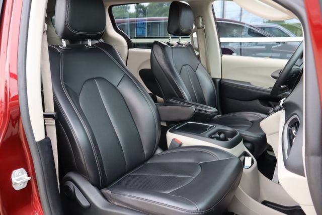 Used 2023 Chrysler Pacifica Touring-L FWD image 33