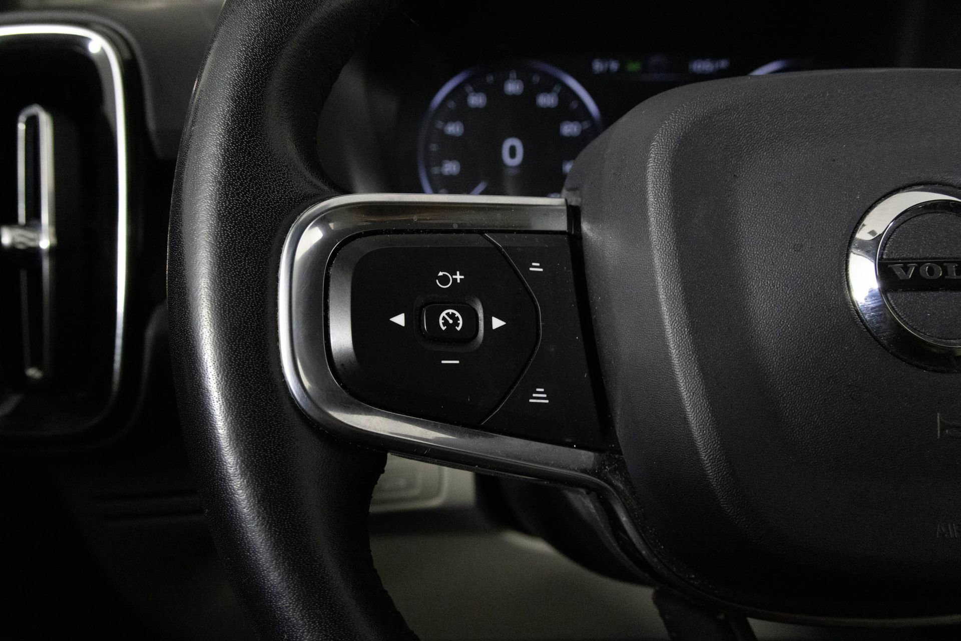 Used 2021 Volvo XC40 T5 Momentum w/ Protection Package Premier image 28