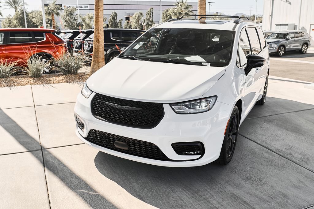 Used 2025 Chrysler Pacifica Limited image 5