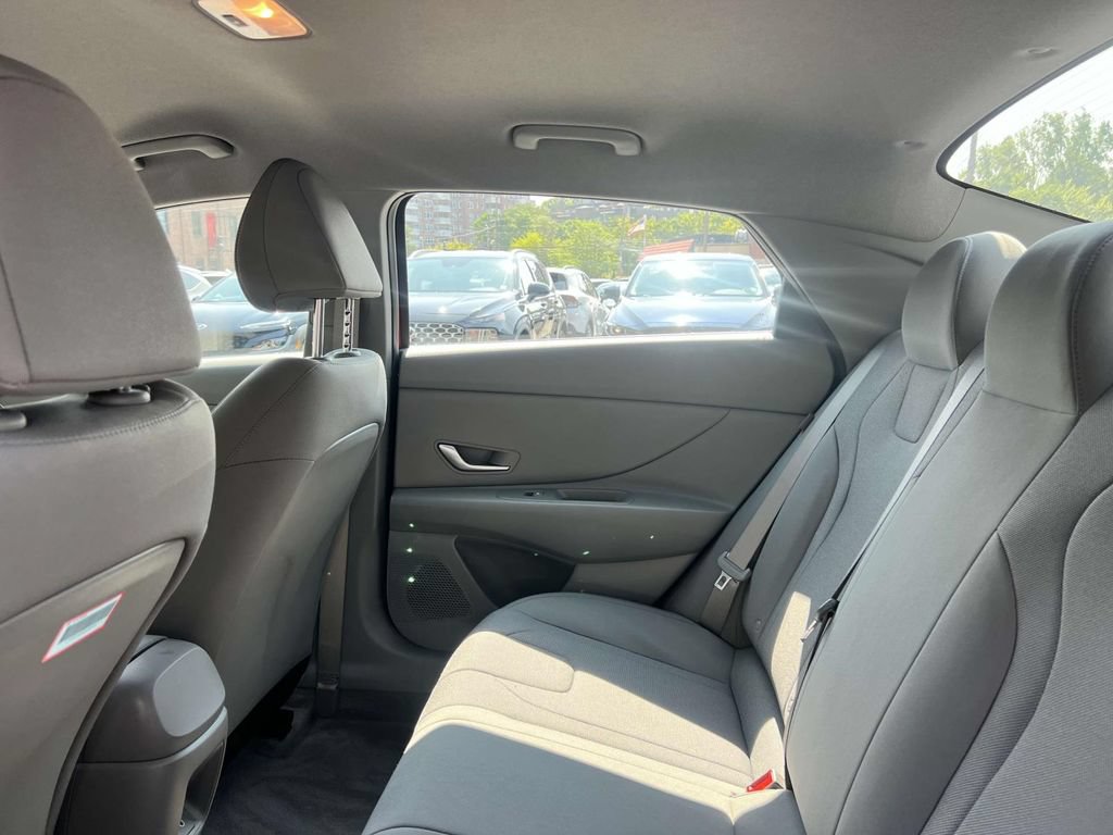 Used 2024 Hyundai Elantra SE FWD image 11