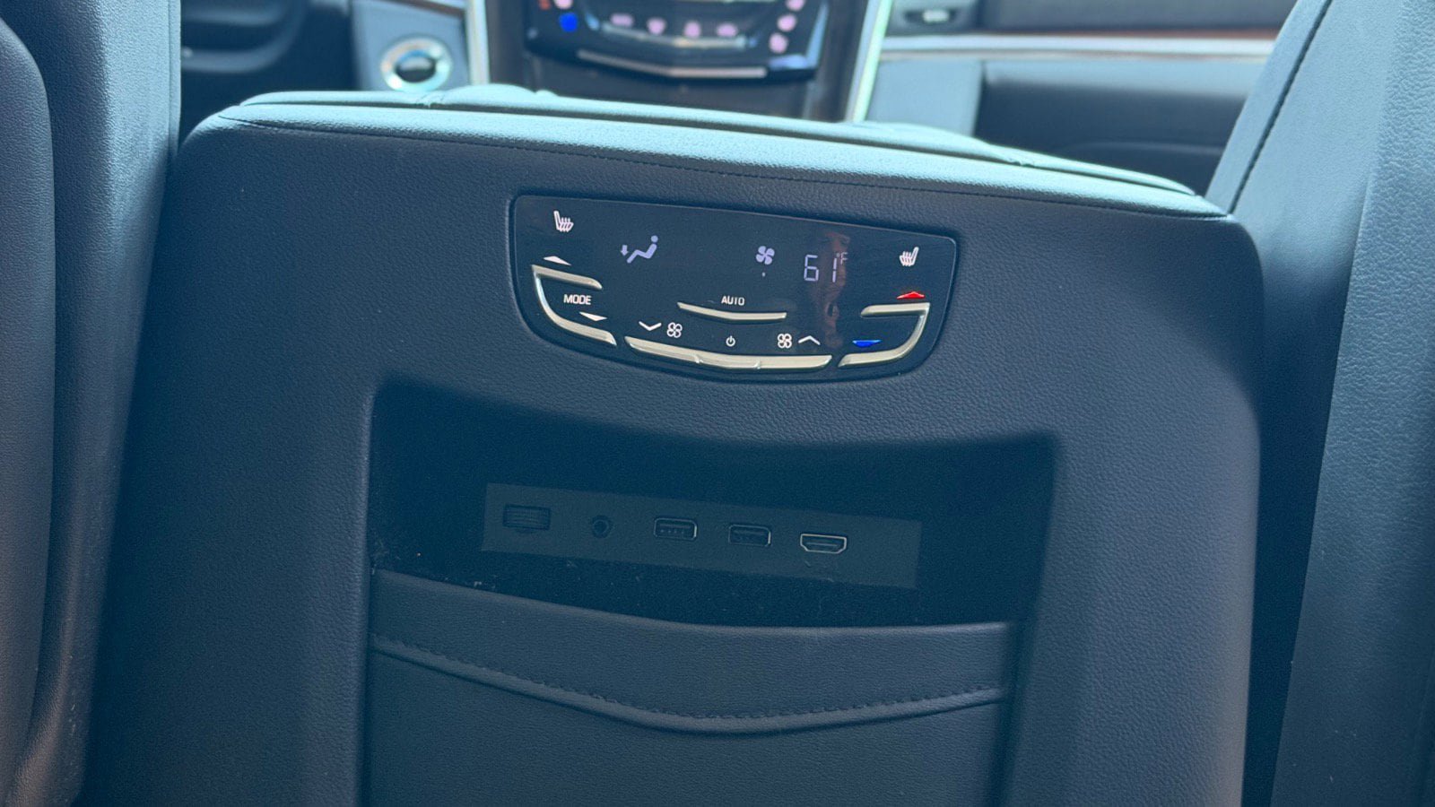 Used 2019 Cadillac Escalade ESV Luxury AWD/4WD image 23