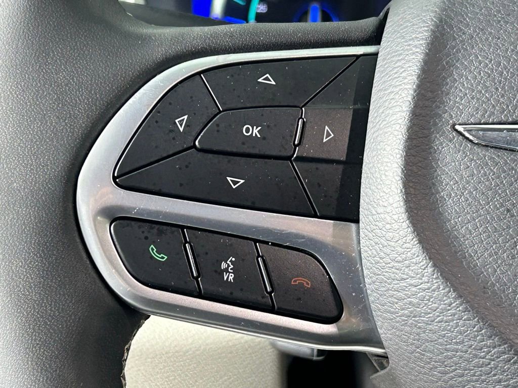 Used 2023 Chrysler Pacifica Touring-L image 28