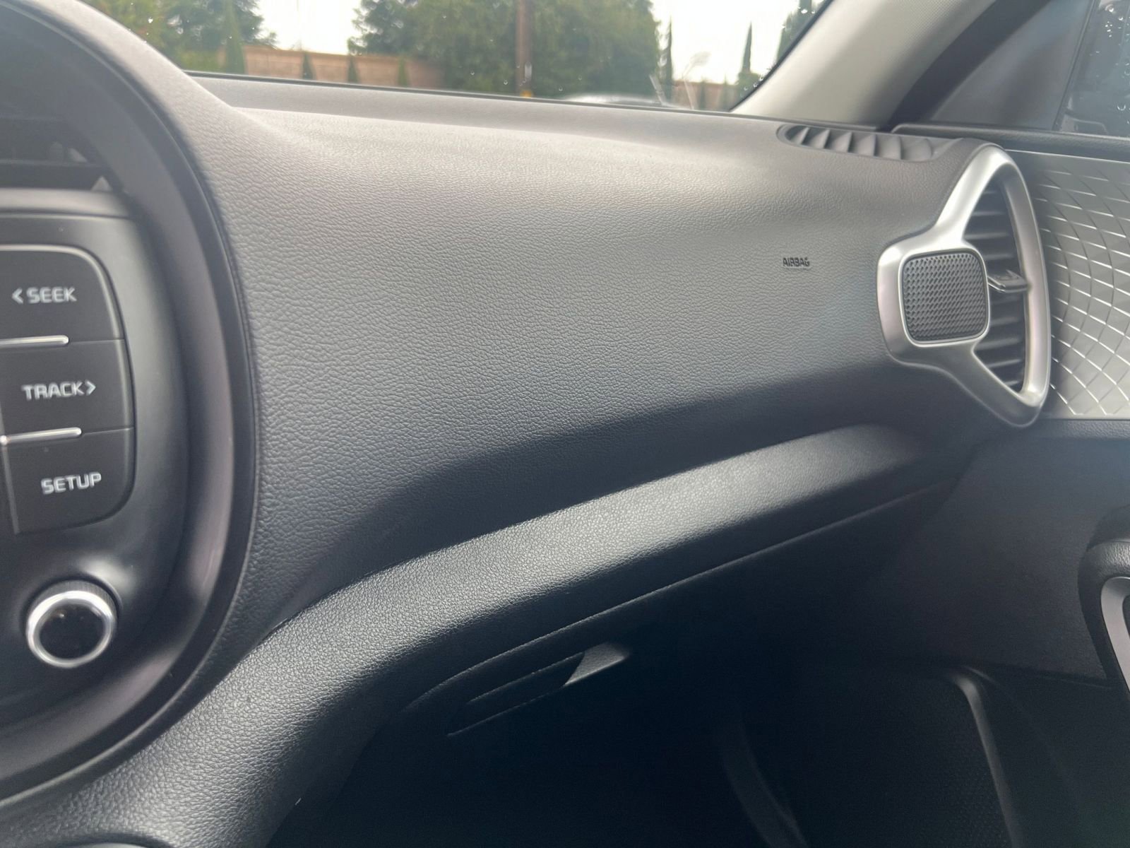 Used 2025 Kia Soul LX w/ LX Technology Package FWD image 30