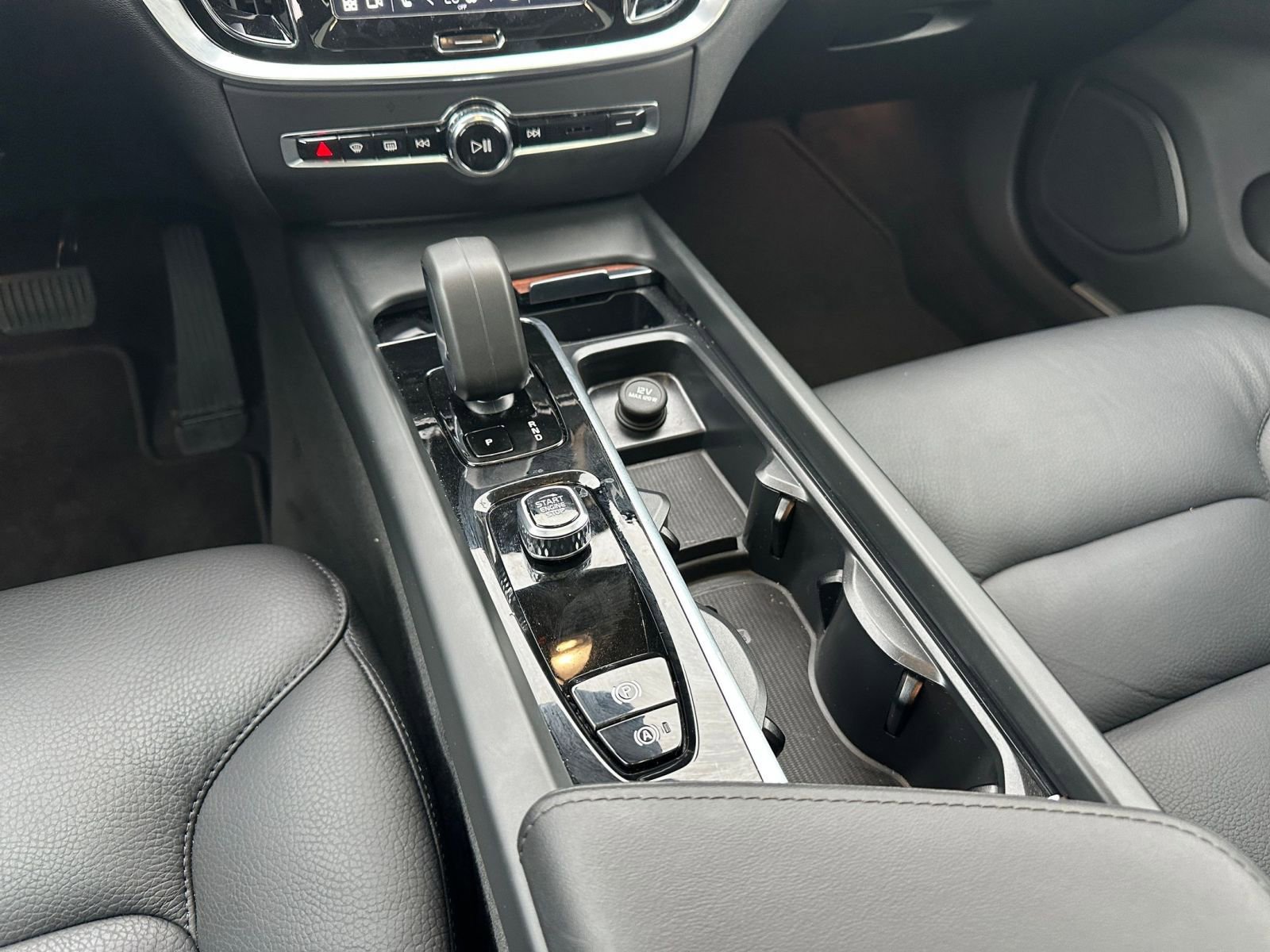 Used 2025 Volvo V60 B5 Cross Country Plus image 40