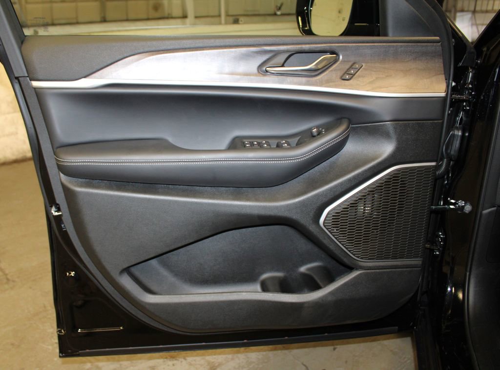 New 2025 Jeep Grand Cherokee L Limited w/ Black Appearance Package image 32