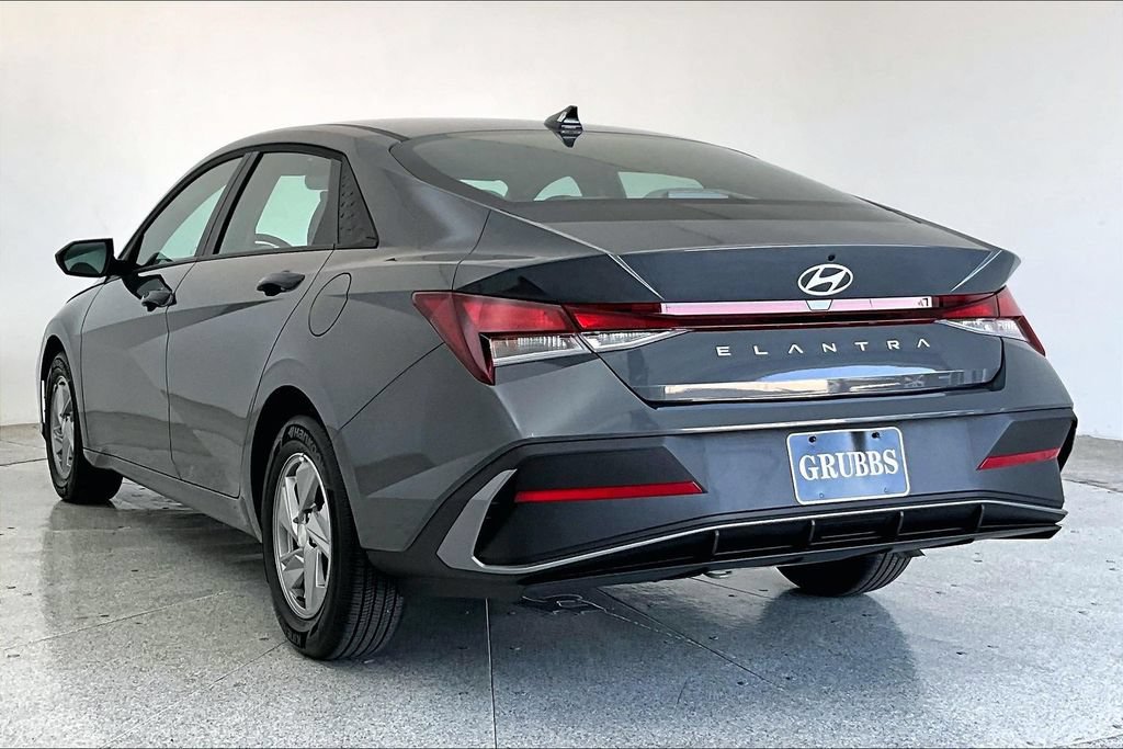 Used 2026 Hyundai Elantra SE FWD image 14