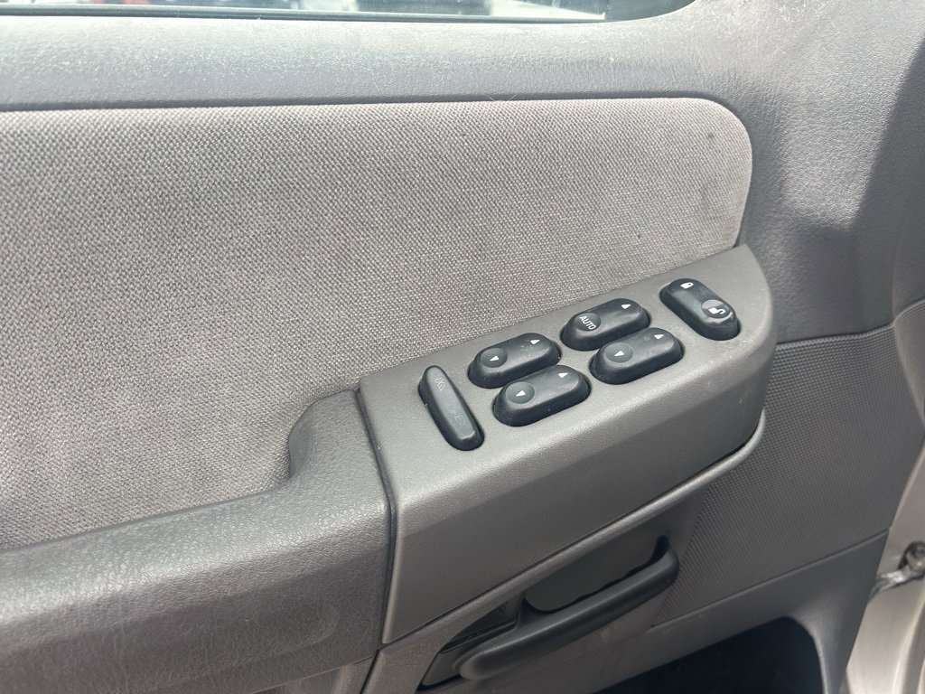 Used 2005 Ford Explorer XLT image 10