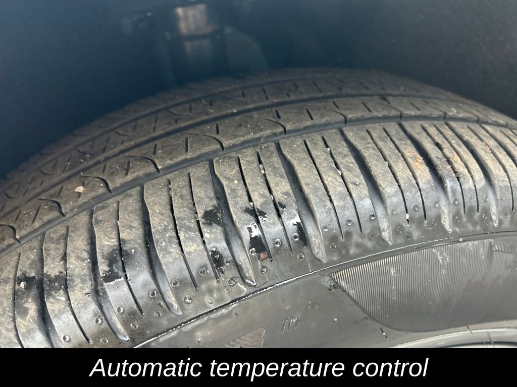 Used 2025 Chrysler Pacifica Select image 11