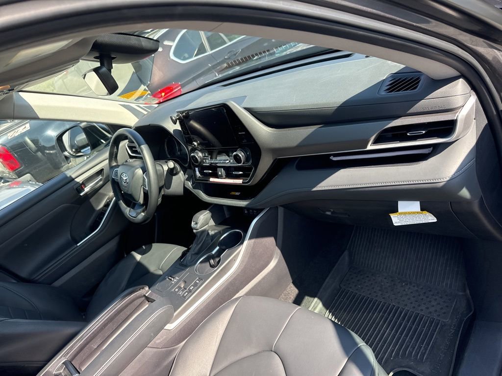 Used 2024 Toyota Highlander XLE image 13