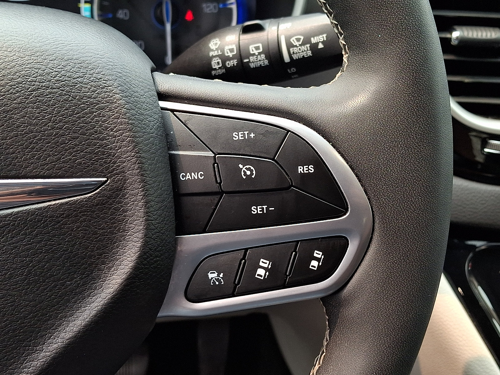 Used 2024 Chrysler Pacifica Touring-L FWD image 26