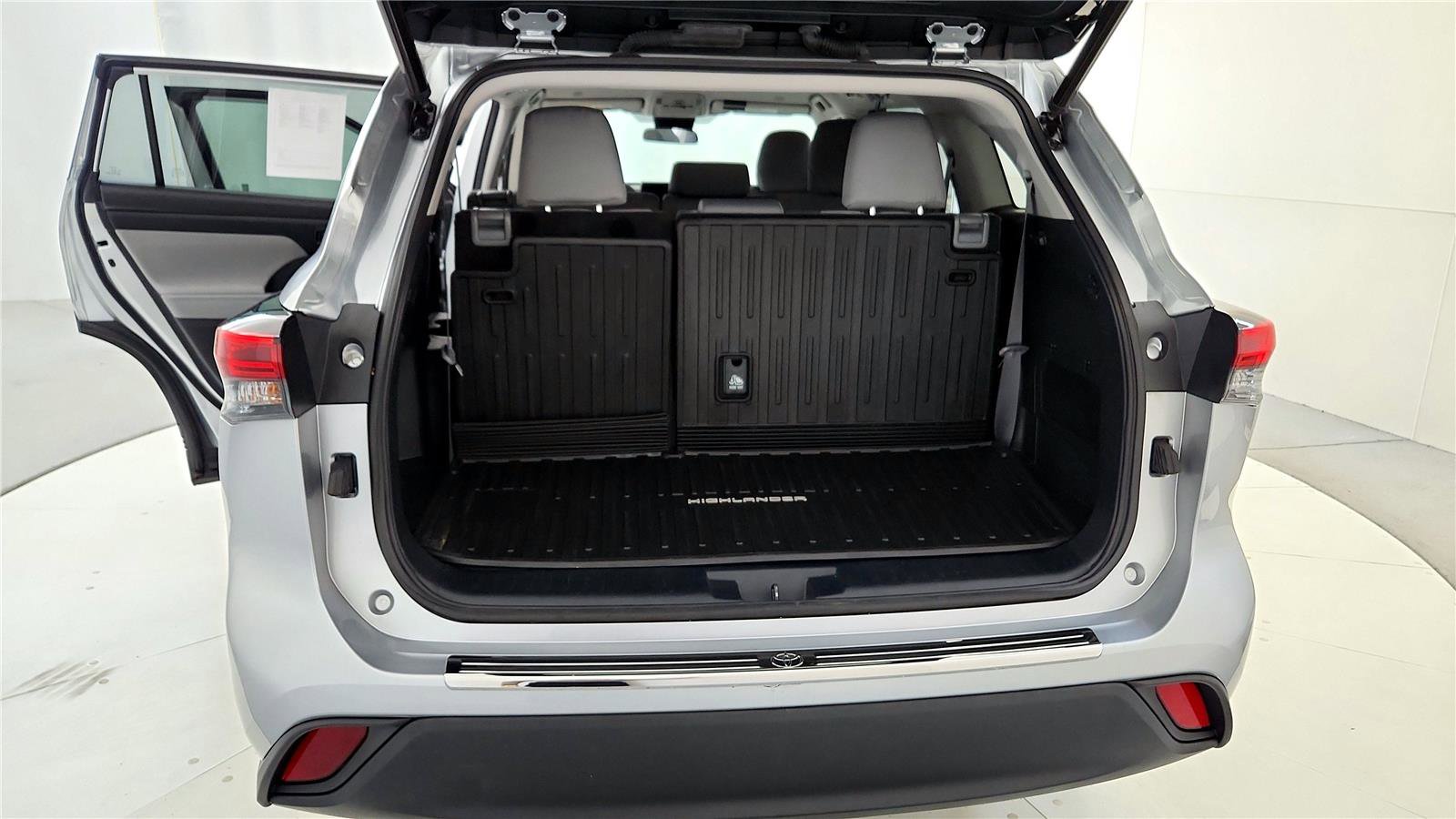 Used 2023 Toyota Highlander LE image 20