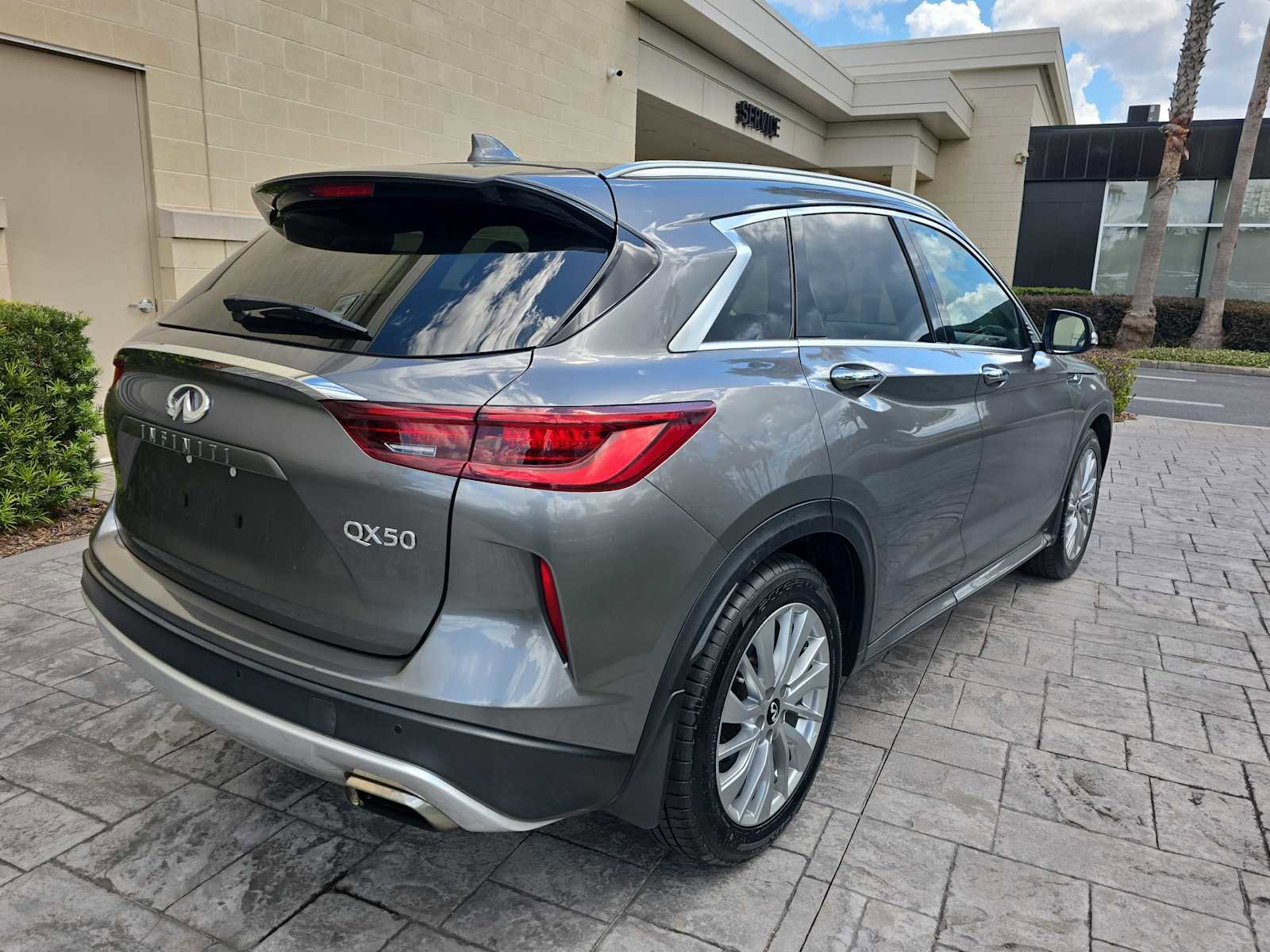 Used 2023 INFINITI QX50 Luxe FWD image 3