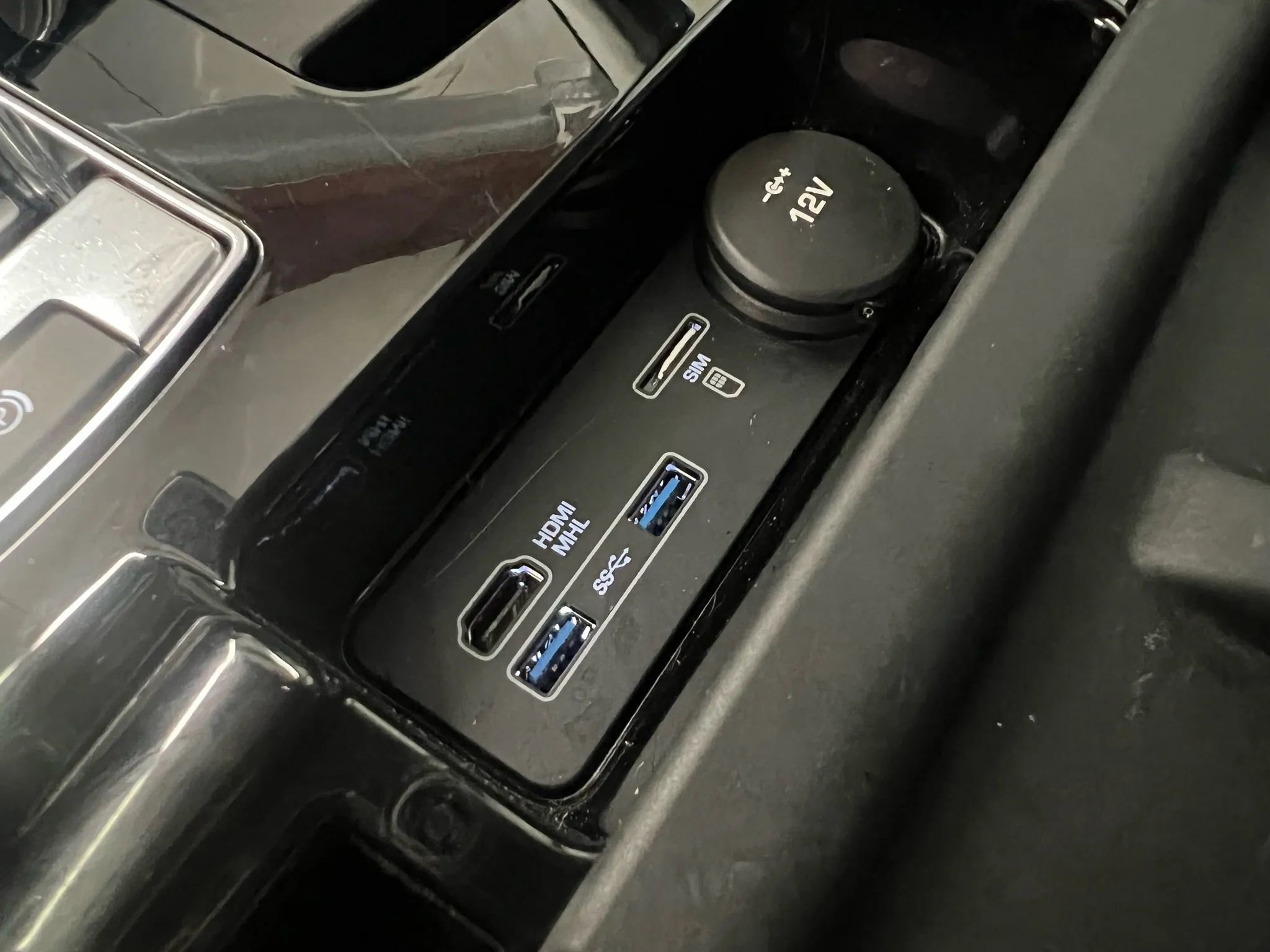 Used 2017 Land Rover Discovery First Edition image 27