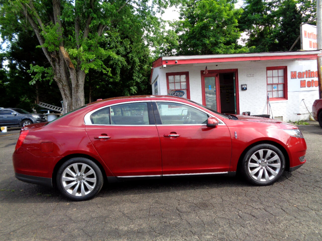 Used 2014 Lincoln MKS image 4