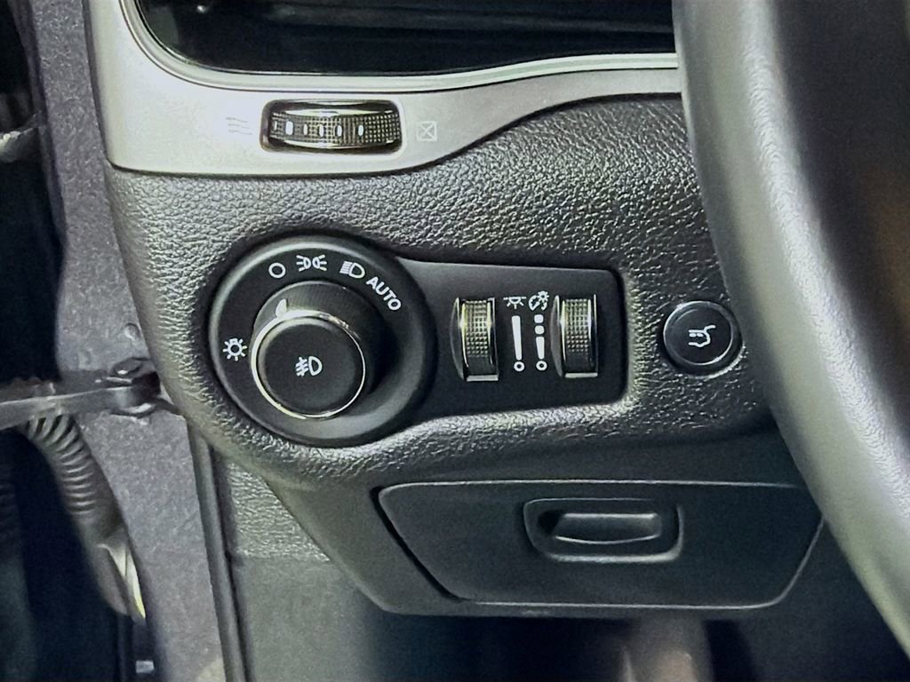 Used 2019 Jeep Cherokee Limited w/ Technology Group AWD/4WD image 12