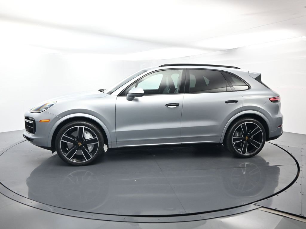 Used 2022 Porsche Cayenne Turbo image 2