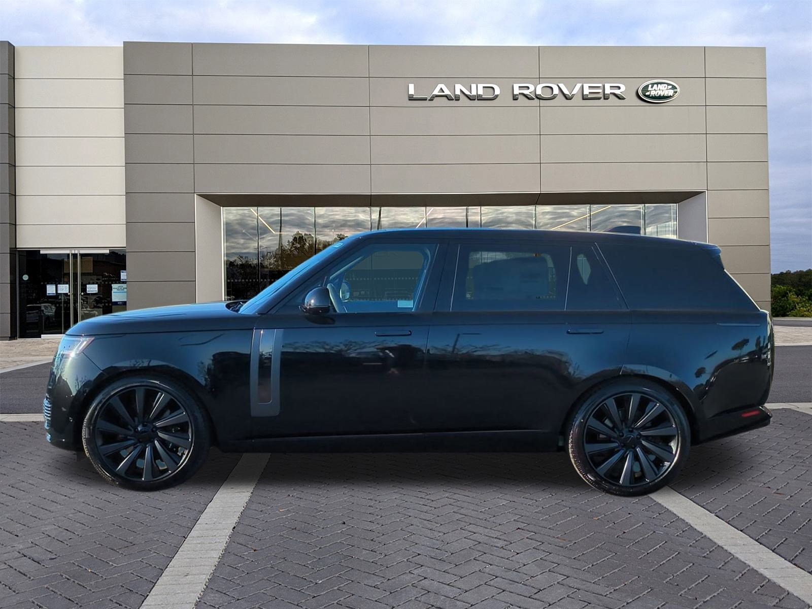 New 2026 Land Rover Range Rover SV image 8