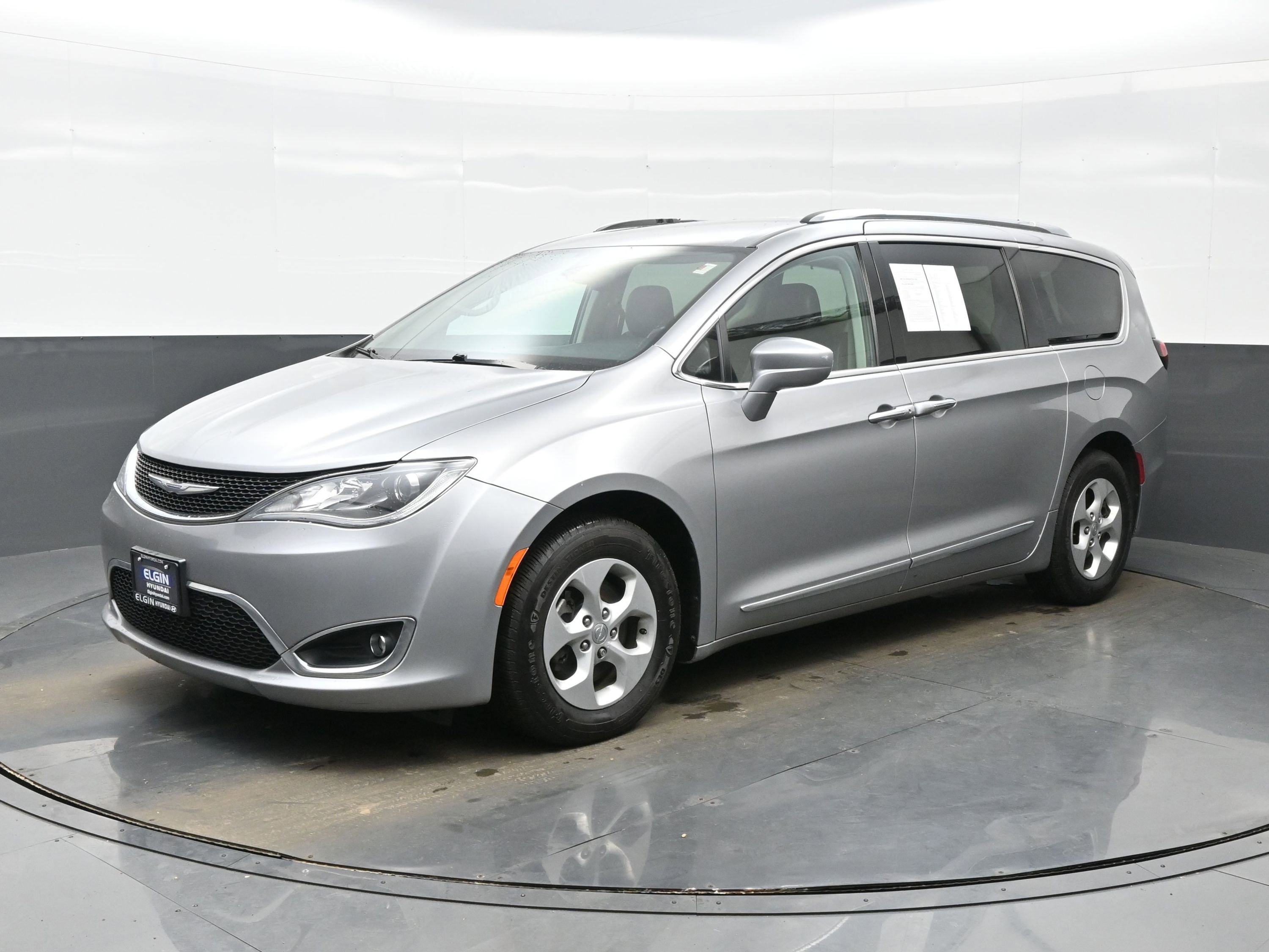 Used 2017 Chrysler Pacifica Touring-L Plus image 2