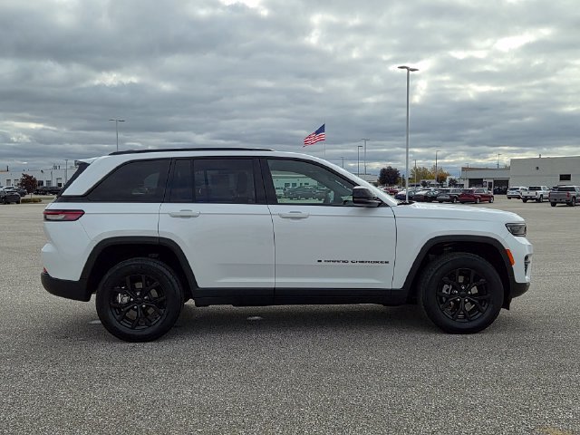 Used 2024 Jeep Grand Cherokee Altitude AWD/4WD image 4