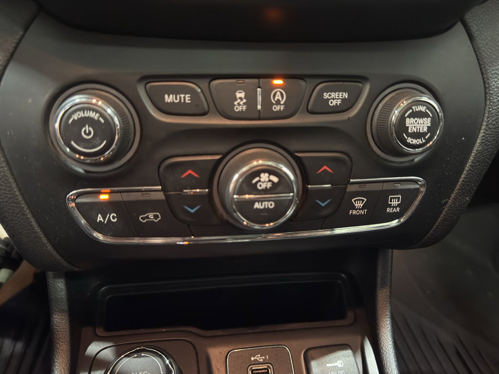 Used 2019 Jeep Cherokee Latitude Plus w/ Comfort/Convenience Group AWD/4WD image 27
