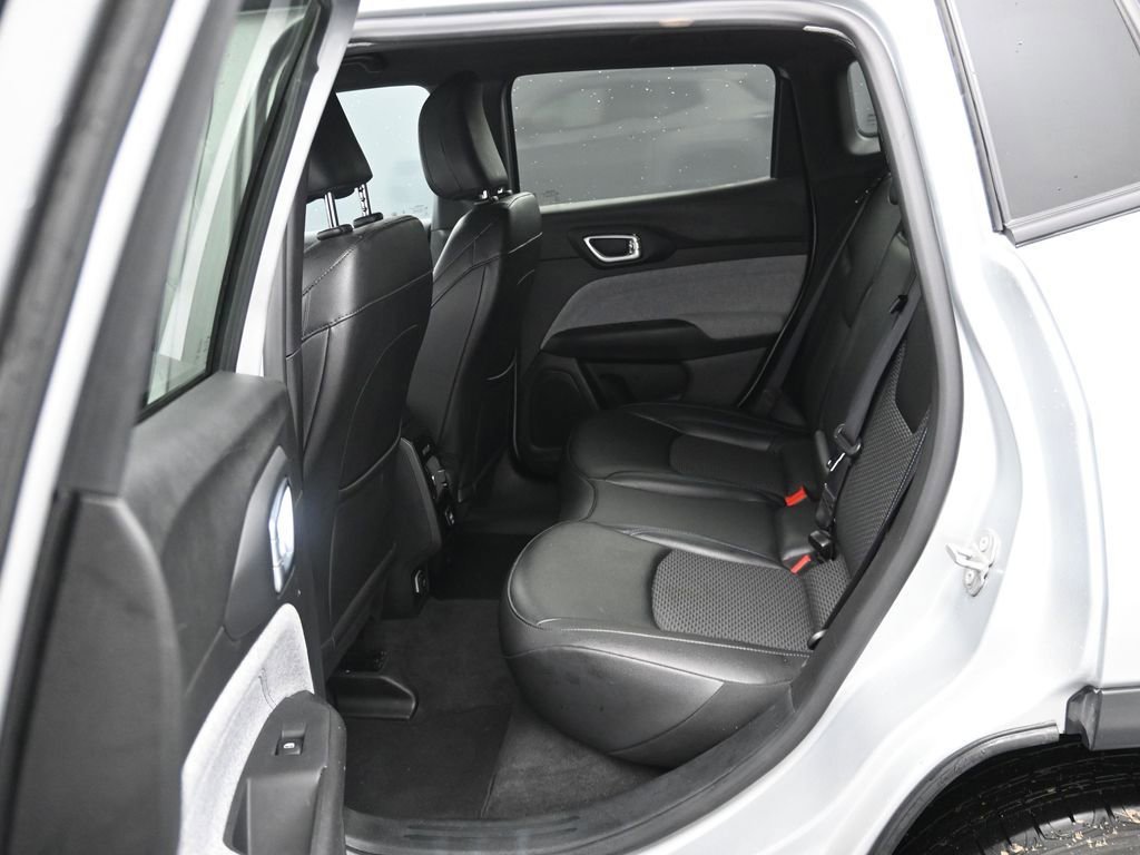 Used 2025 Jeep Compass Latitude image 15