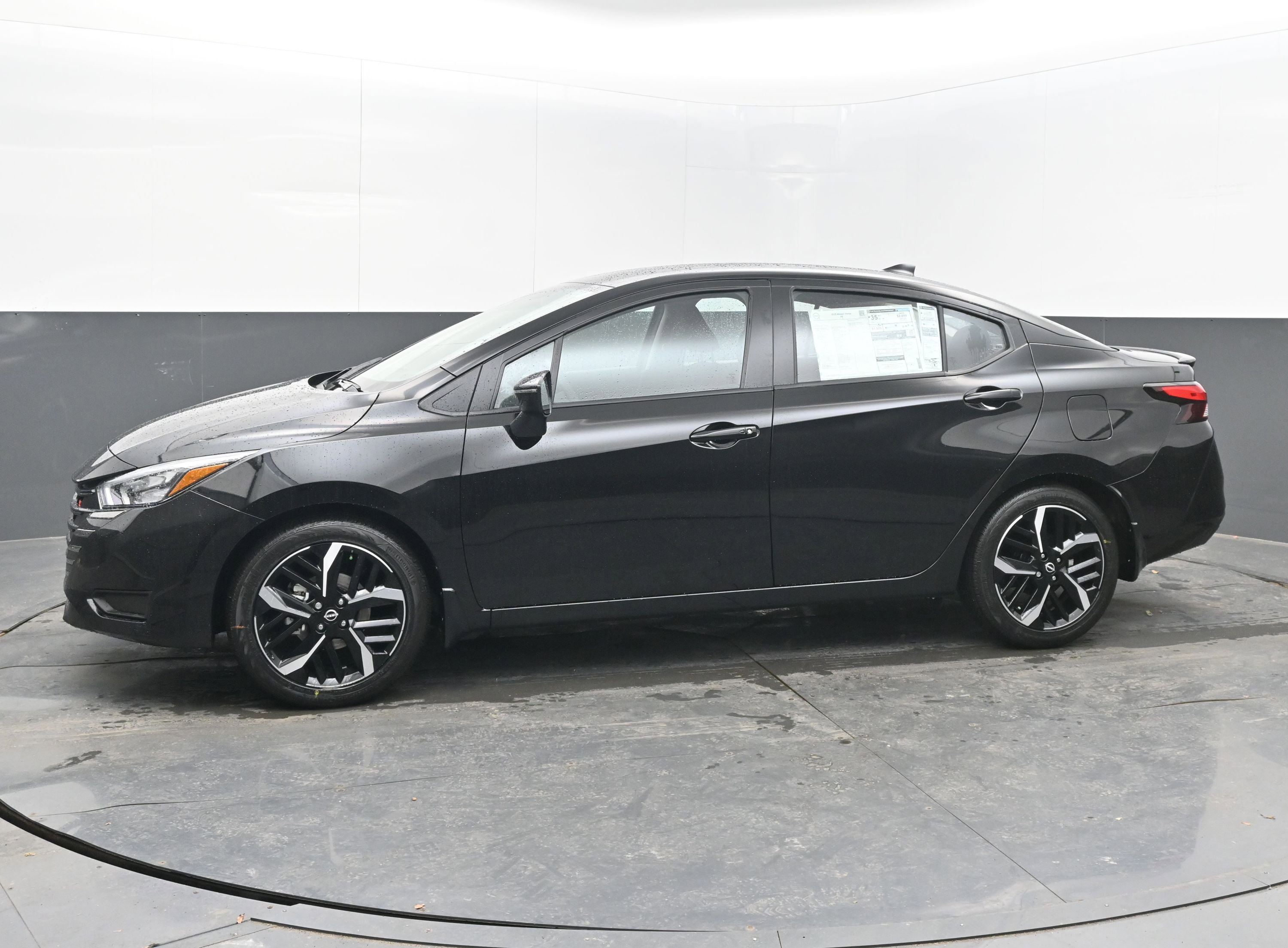 New 2025 Nissan Versa SR image 4