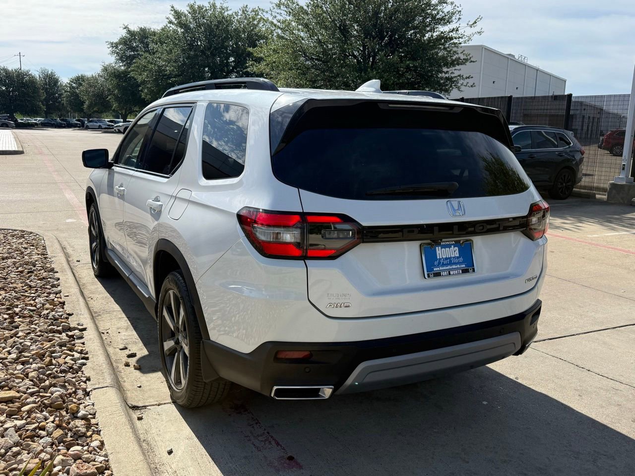 Used 2023 Honda Pilot Touring image 3