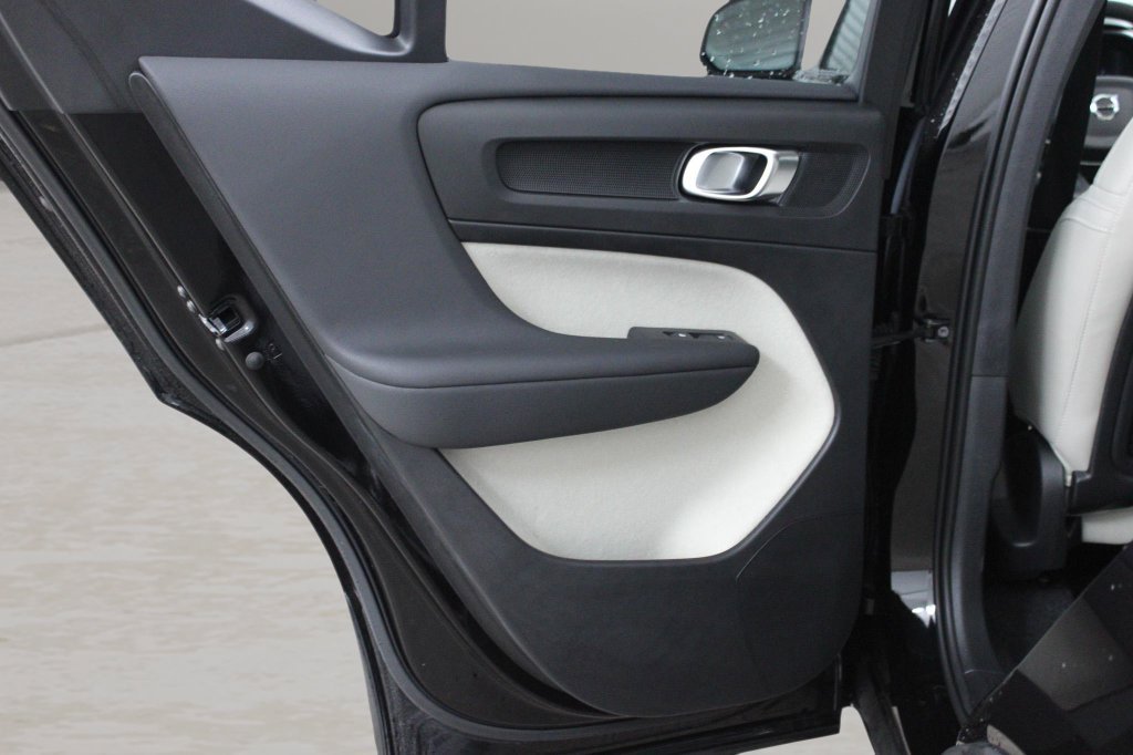Used 2025 Volvo XC40 B5 Ultra AWD/4WD image 24