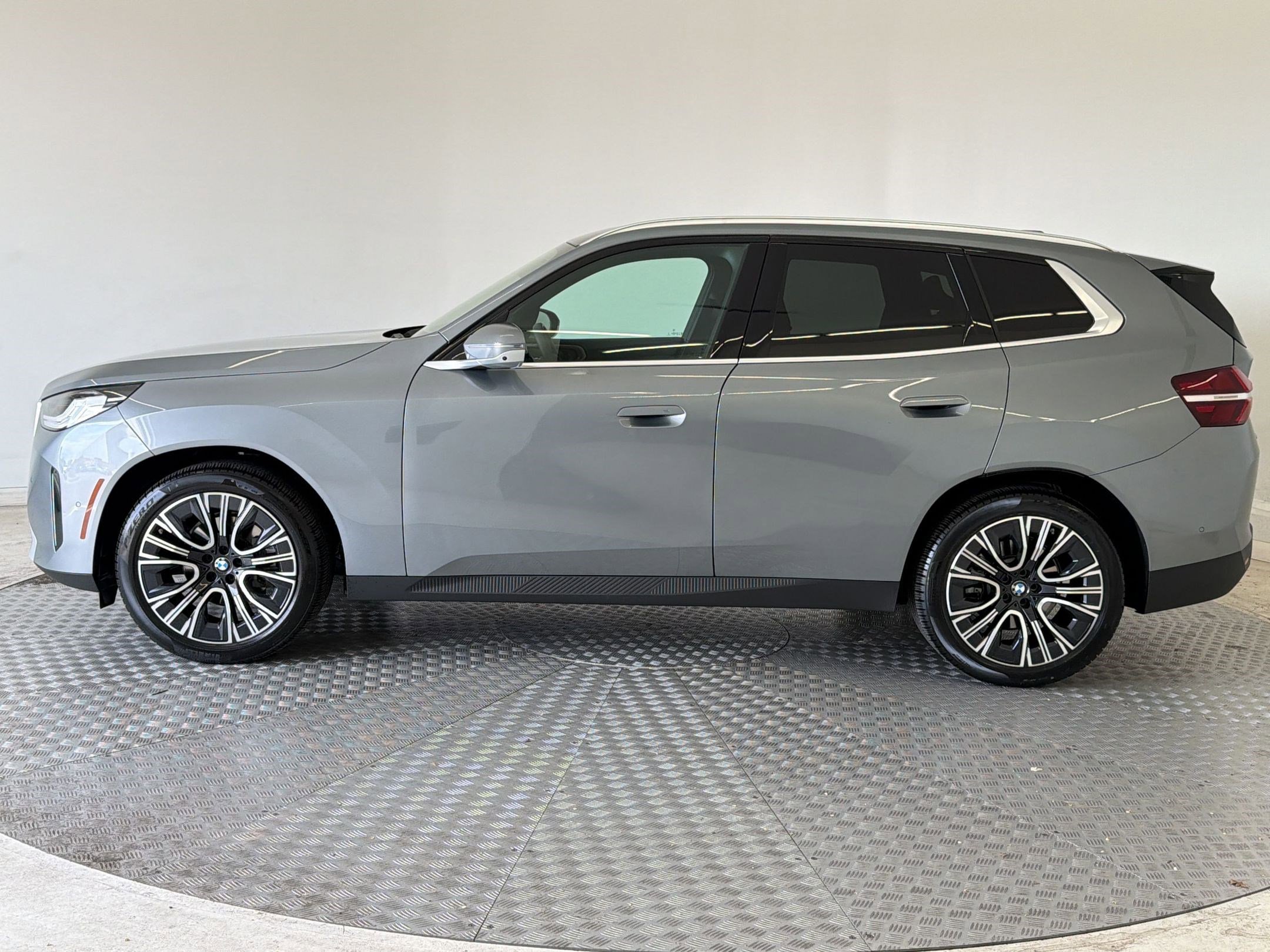 Used 2025 BMW X3 xDrive30i w/ Premium Package image 2