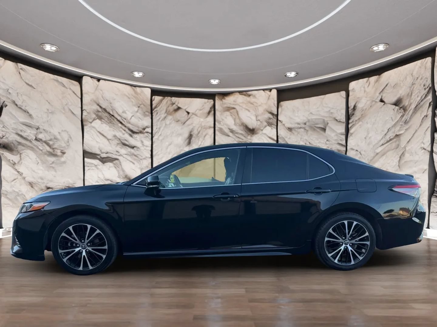 Used 2018 Toyota Camry SE w/ Moonroof Package FWD image 5
