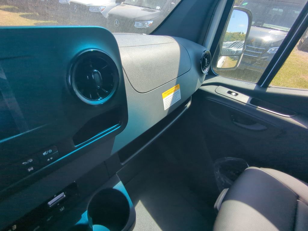 Used 2024 Mercedes-Benz Sprinter 2500 image 4