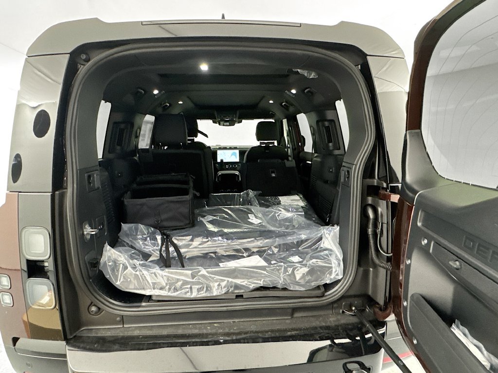 New 2026 Land Rover Defender 130 X-Dynamic SE AWD/4WD image 27