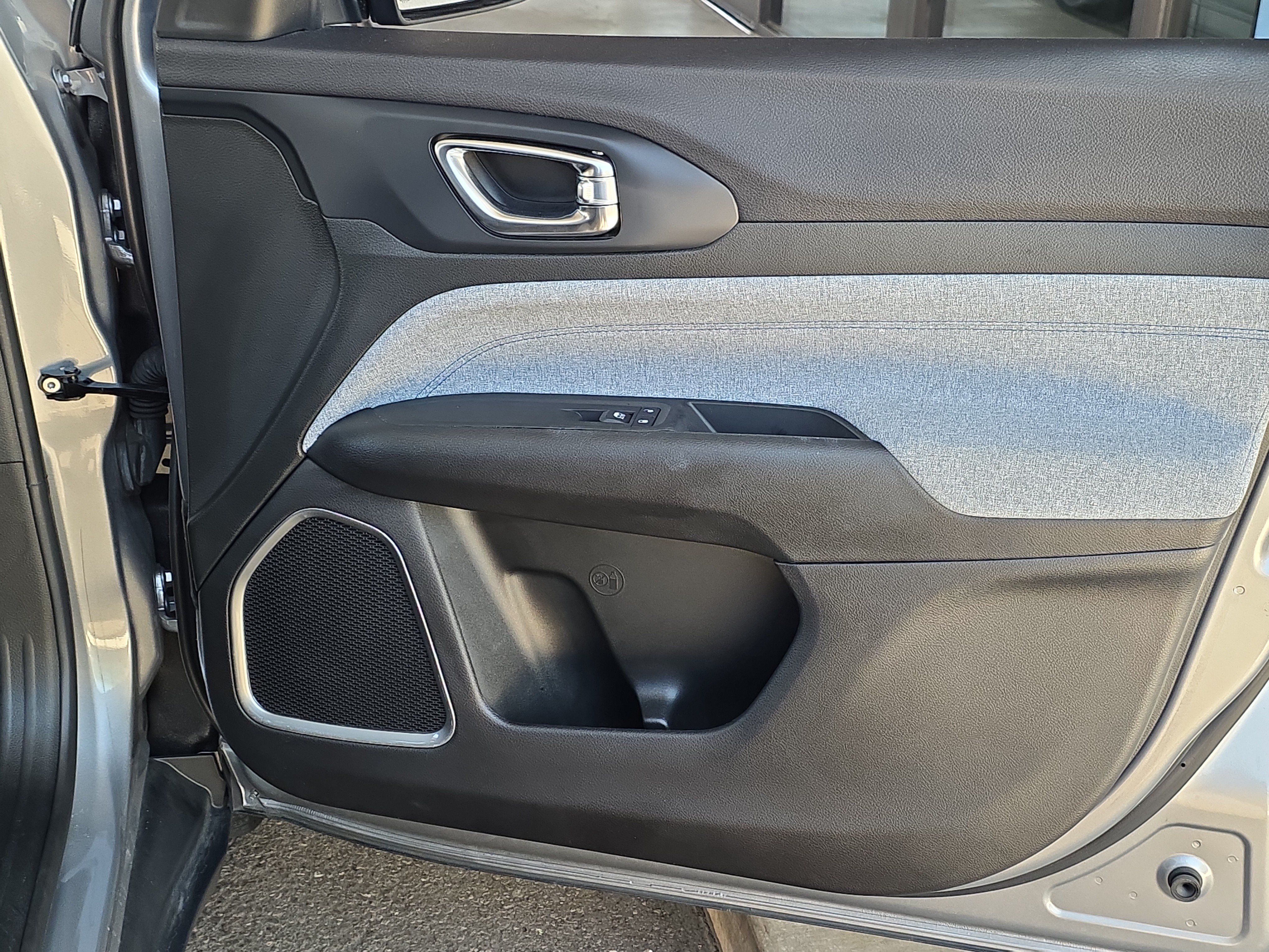 Used 2022 Jeep Compass Latitude FWD image 23