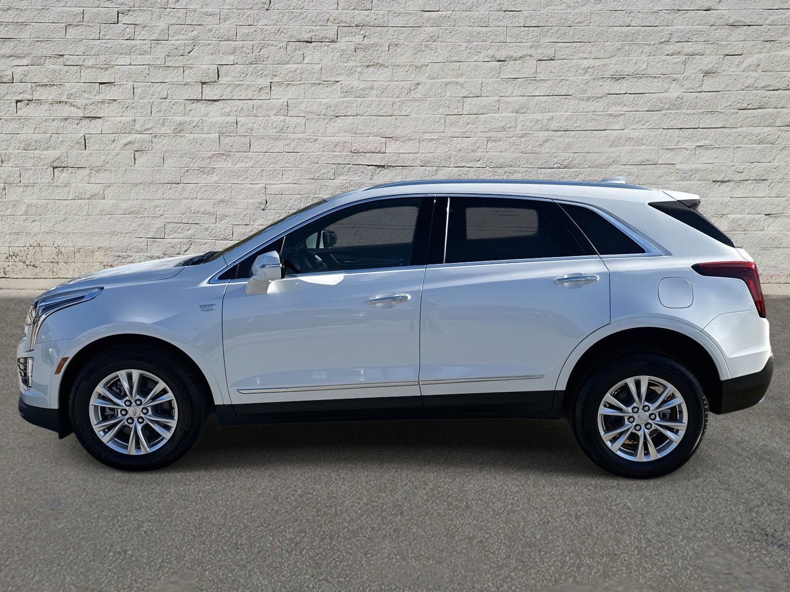 New 2026 Cadillac XT5 Luxury image 2