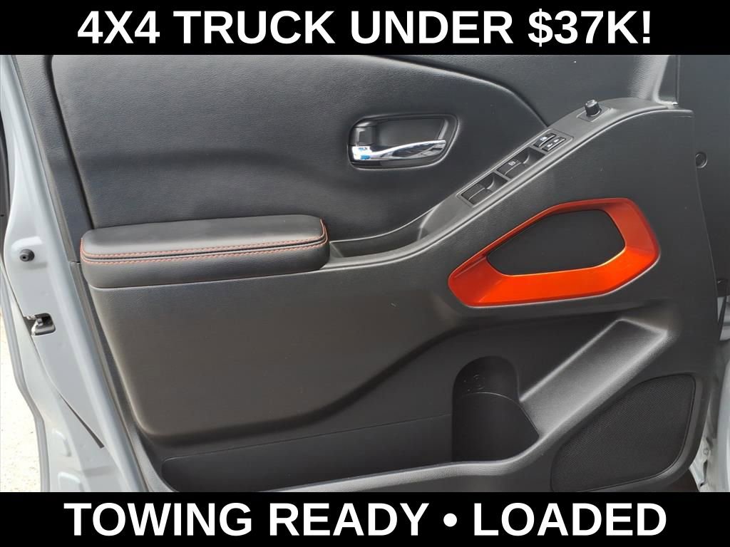 Used 2025 Nissan Frontier PRO-4X image 11