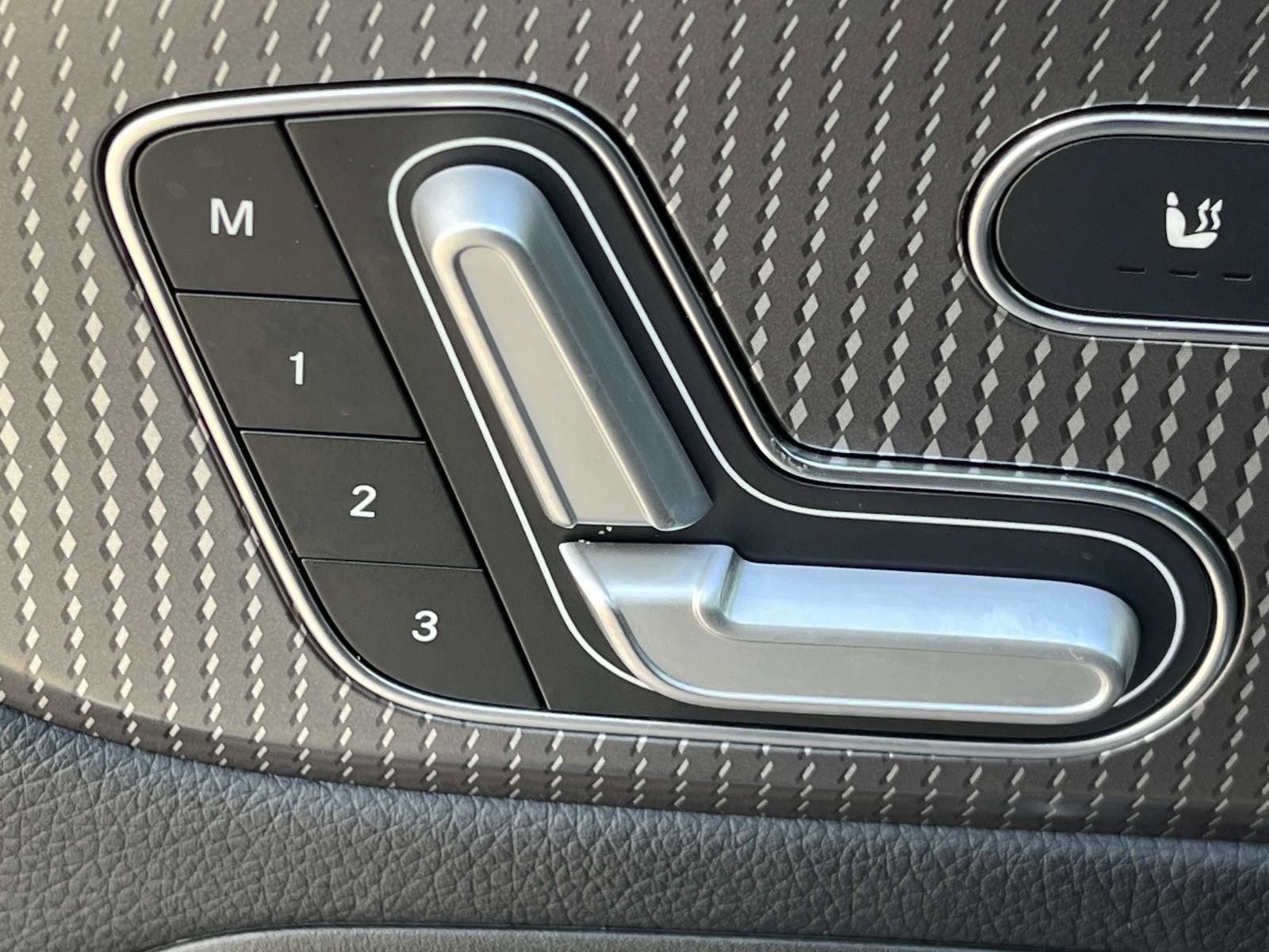 Used 2021 Mercedes-Benz GLB 250 w/ Premium Package image 19