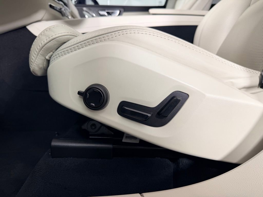 Used 2025 Volvo XC60 T8 Ultra w/ Protection Package Premier image 23