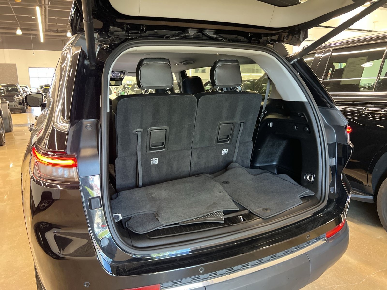 Used 2023 Jeep Grand Cherokee L Limited AWD/4WD image 25