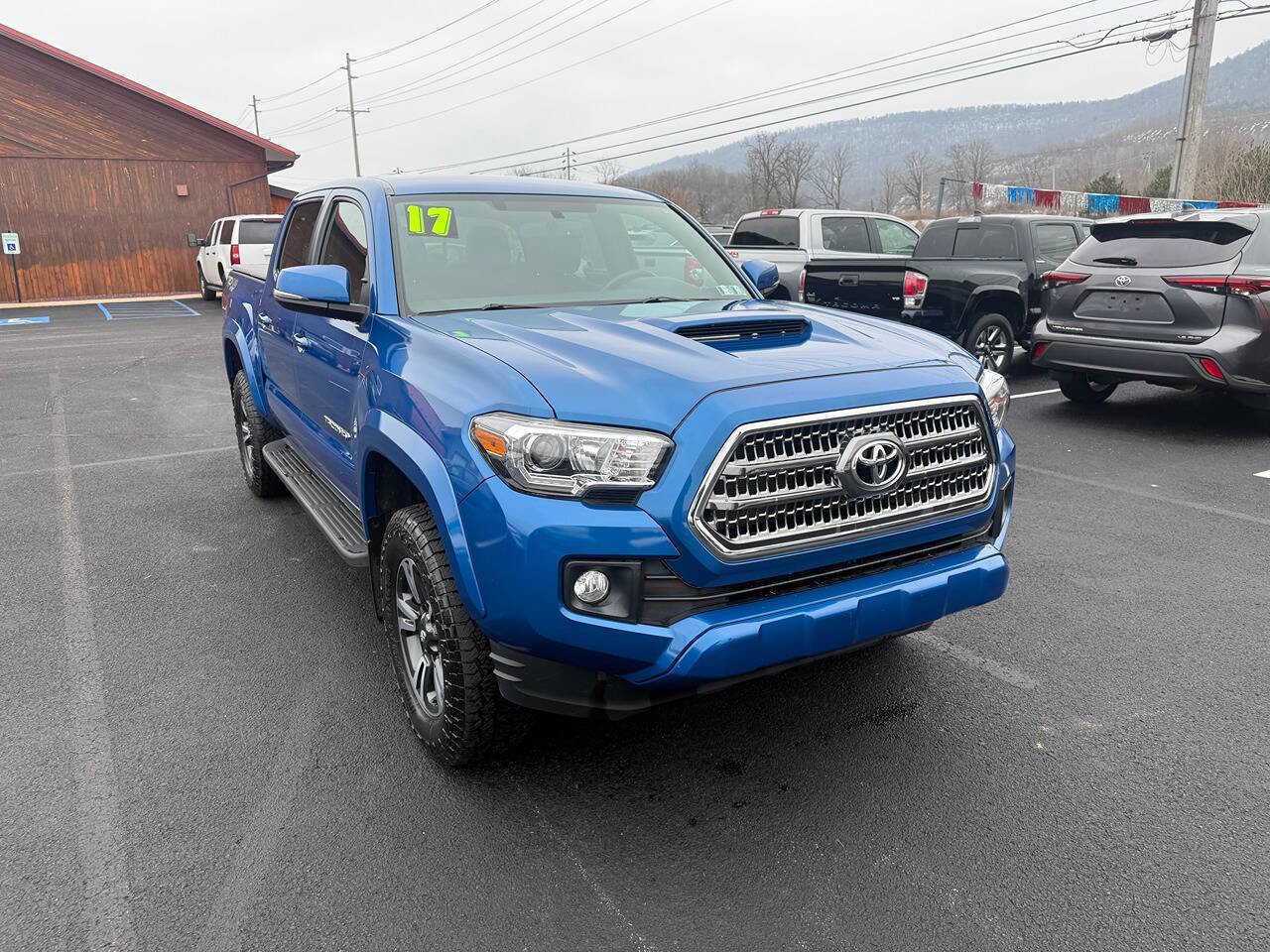 Used 2017 Toyota Tacoma TRD Sport w/ Tow Package (A/T) image 1