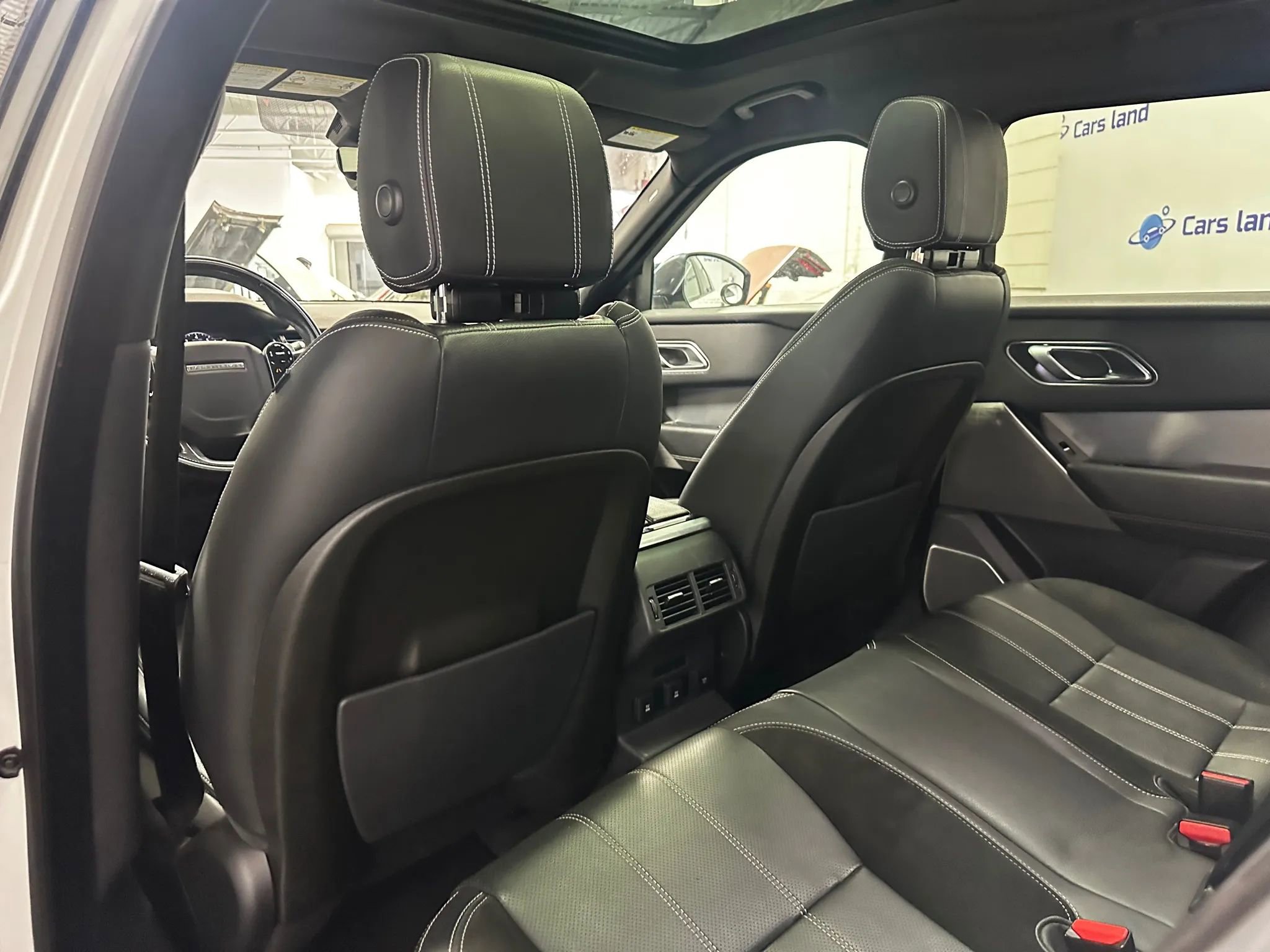 Used 2019 Land Rover Range Rover Velar R-Dynamic SE image 13