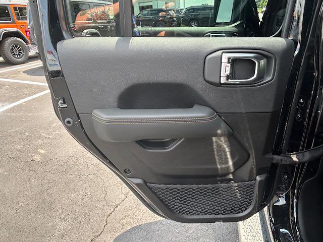 Used 2025 Jeep Wrangler Unlimited Sahara AWD/4WD image 9