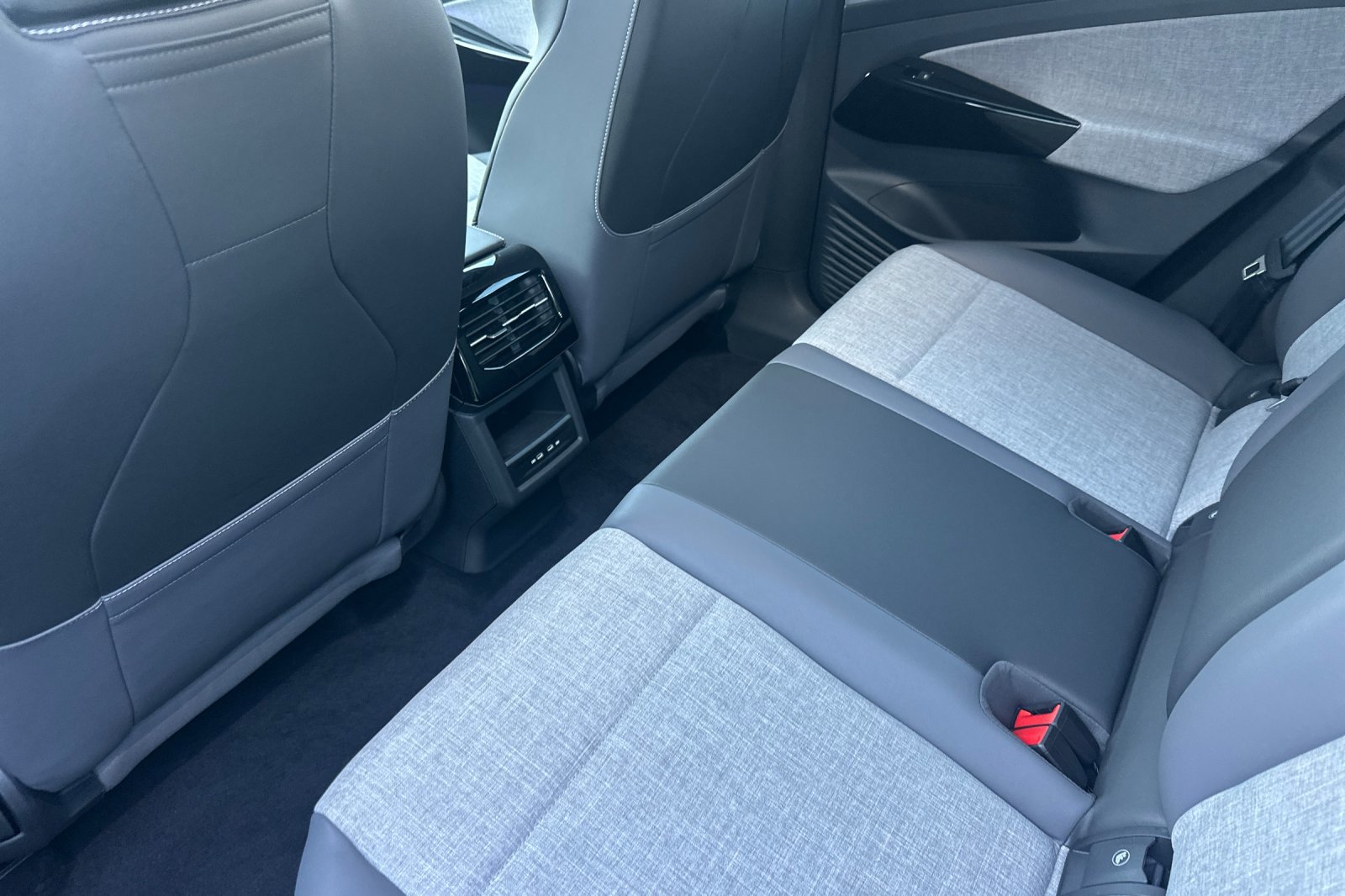 New 2025 Volkswagen ID.4 Pro image 12