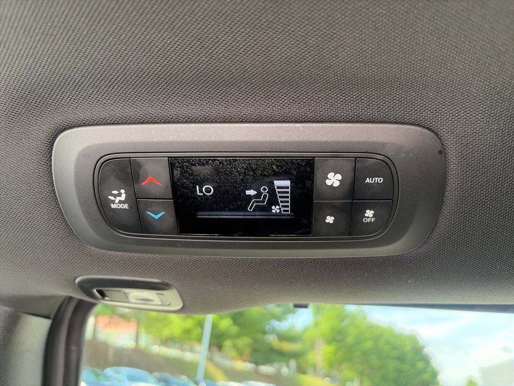 Used 2025 Chrysler Pacifica Limited FWD image 41