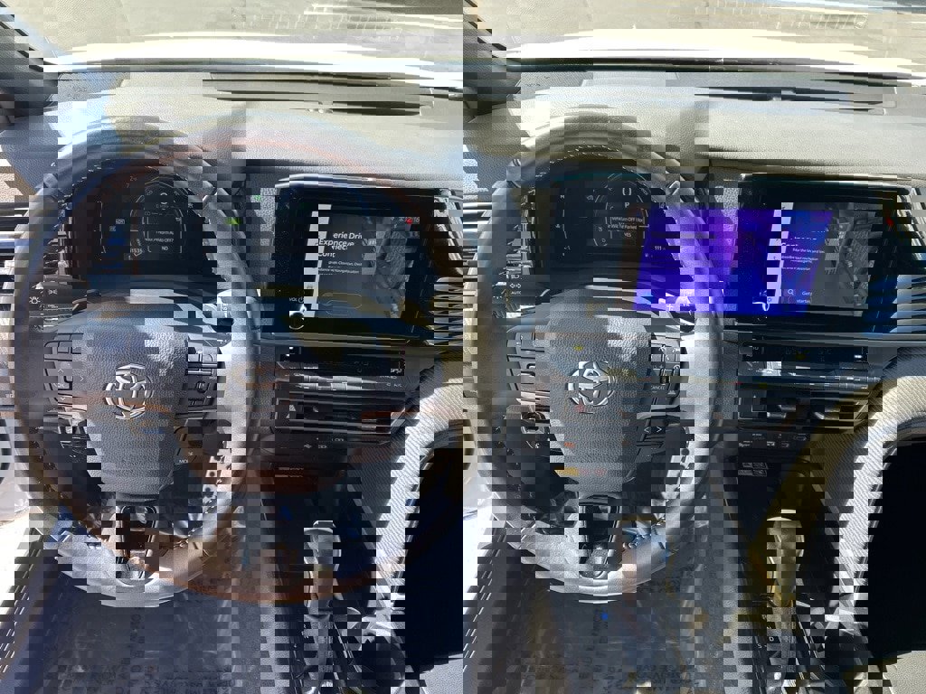 Used 2025 Toyota Camry SE image 5