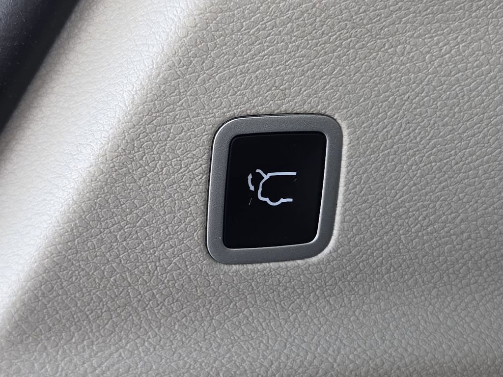 Used 2023 Chrysler Voyager LX image 12