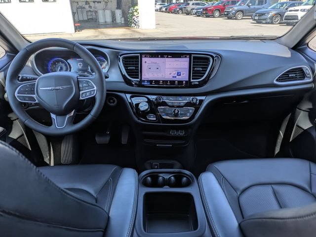 Used 2025 Chrysler Pacifica Select FWD image 16